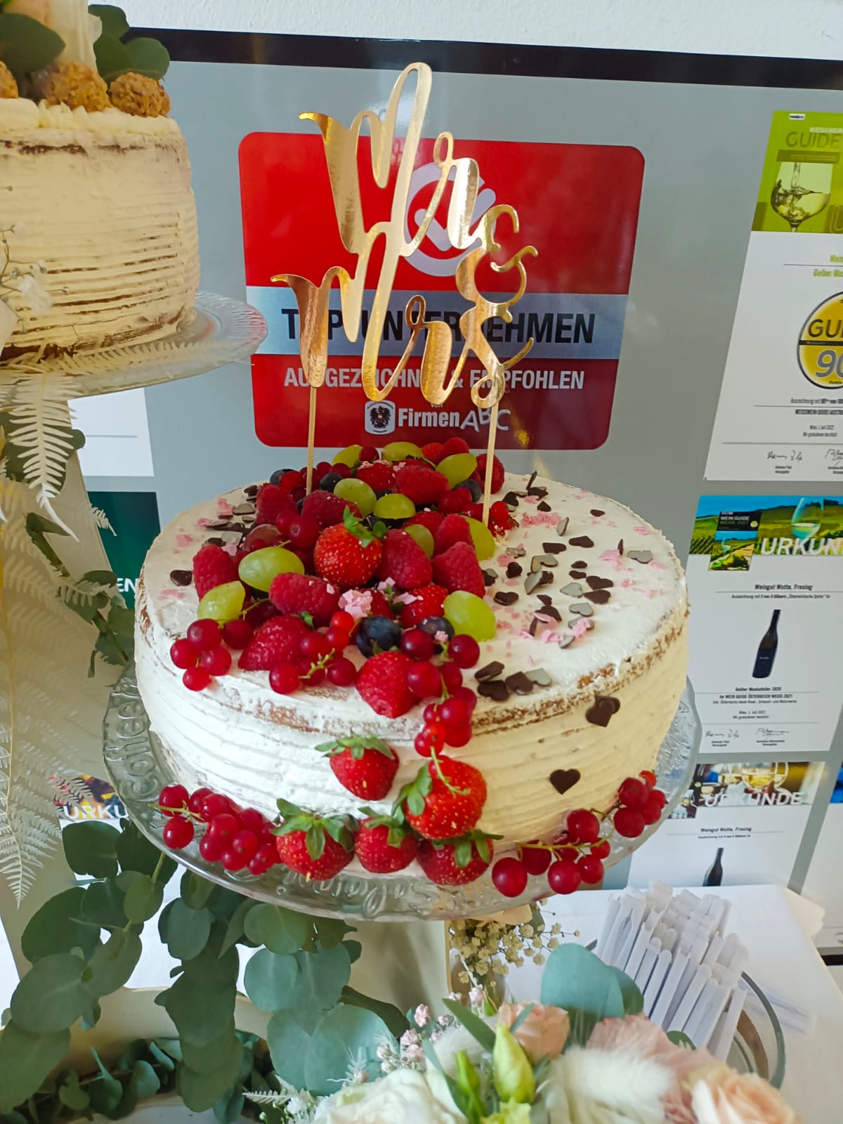Weiße Torte mit frischen Beeren und Mr-&-Mrs-Topper im Weingut Wutte.